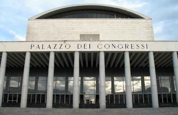 Eur Culture commissionerà ogni anno un&#039;opera d&#039;arte da posizionare sulla facciata del Palazzo dei Congressi. Il fotografo Don McCullin è l&#039;artista incaricato per il 2022