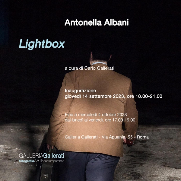 Lightbox. Giovedì 14 settembre alla Galleria Gallerati inaugura la mostra di Antonella Albani: immagini silenziose e sospese di uomini e ingressi che incuriosiscono, stupiscono, turbano lo spettatore