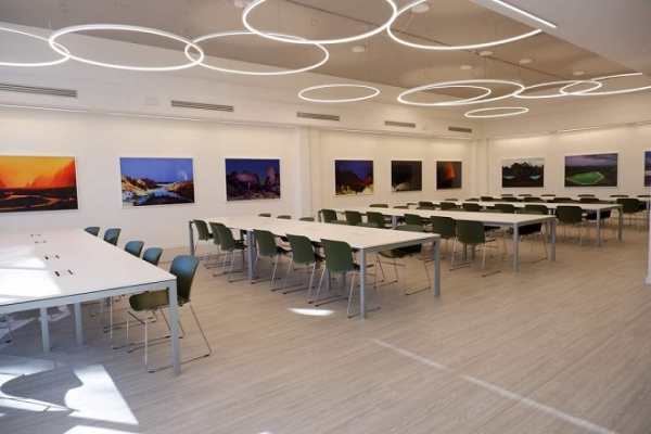 L&#039;Istituzione Biblioteche di Roma ha aperto una nuova Sala Studio presso il Centro Euclide nel Municipio XV, arricchita dalle opere del fotografo Brendan Pattengale, esperto nella esplorazione dei metodi fotografici e della percezione del colore