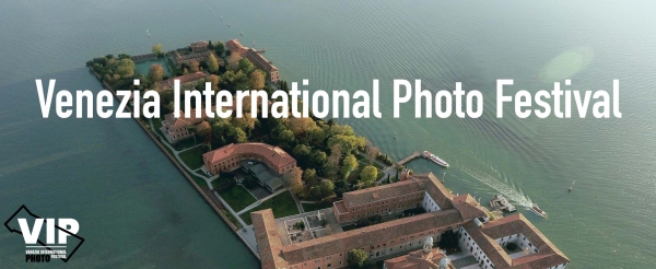 VIP Venezia International Photo Festival. Dal 20 al 23 aprile 17 laboratori con i più grandi fotografi sull&#039;isola di San Servolo a Venezia. Un festival creativo e professionale incentrato sulla formazione fotografica