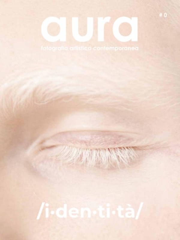 Aura, una rivista indipendente di fotografia curata da Giulia De Rubeis: un prodotto editoriale per i fotografi dell’Accademia di Belle Arti di Roma. Il tema della prima pubblicazione è Identità