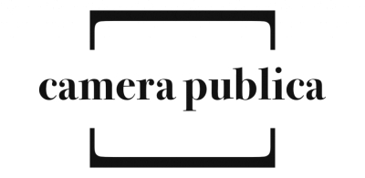 Camera Publica, il nuovo contenitore digitale di OneRoomBooks: una piattaforma per progetti di ricerca transdisciplinari, che utilizza il supporto del fotolibro come strumento di indagine delle potenzialità sociali ancora inespresse della fotografia
