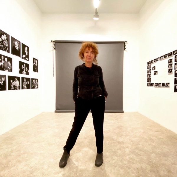 Set di posa alla Galleria Gallerati. Nuovo appuntamento con la fotografia di ritratto di Marina Alessi dall&#039;1 al 3 aprile