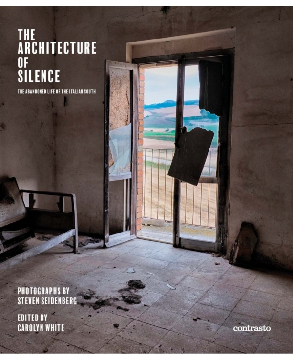 The architecture of silence. The abandoned life of the italian south. Un libro di Steven Seidenberg edito da ContrastoBooks